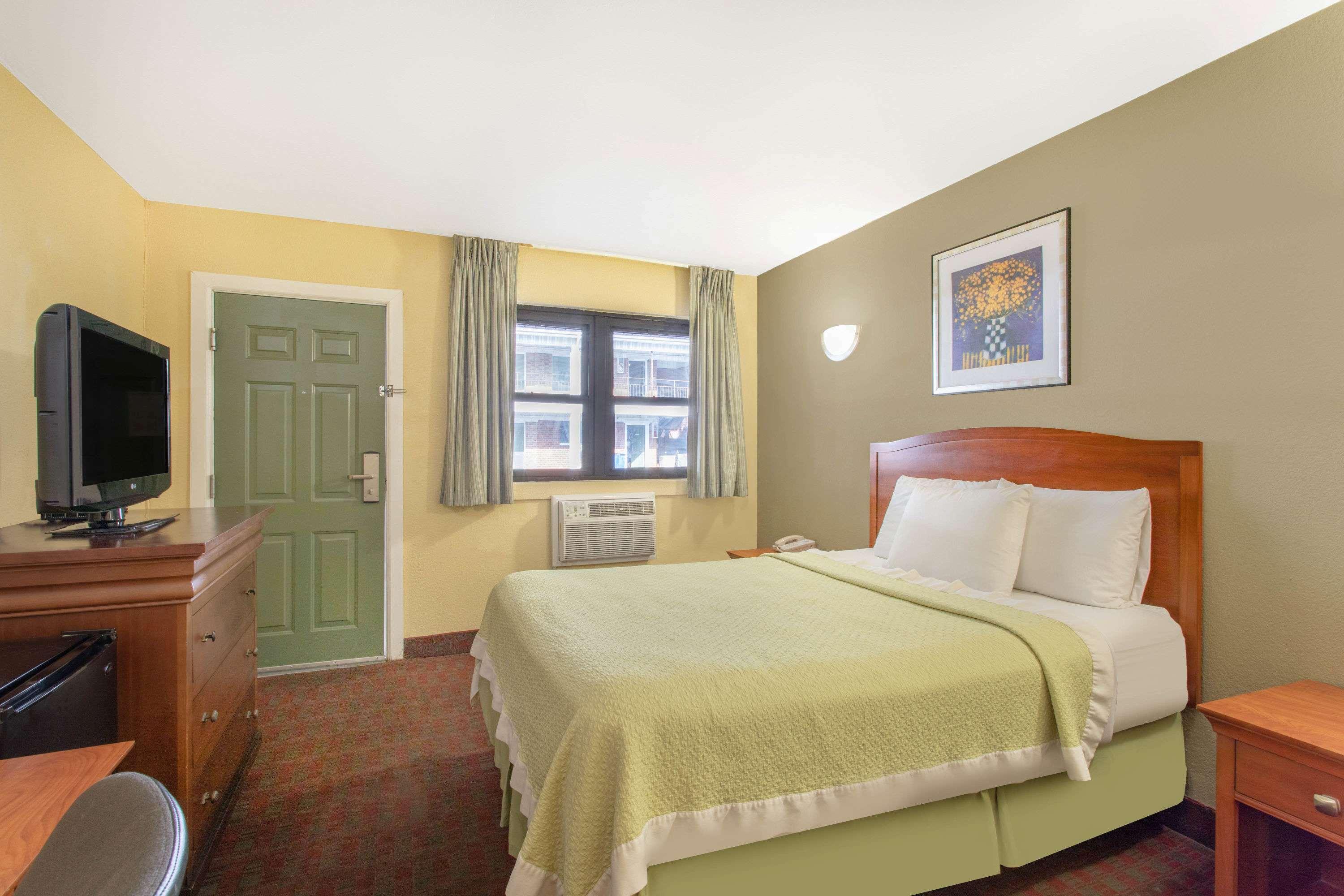 Days Inn By Wyndham אלמספורד מראה חיצוני תמונה