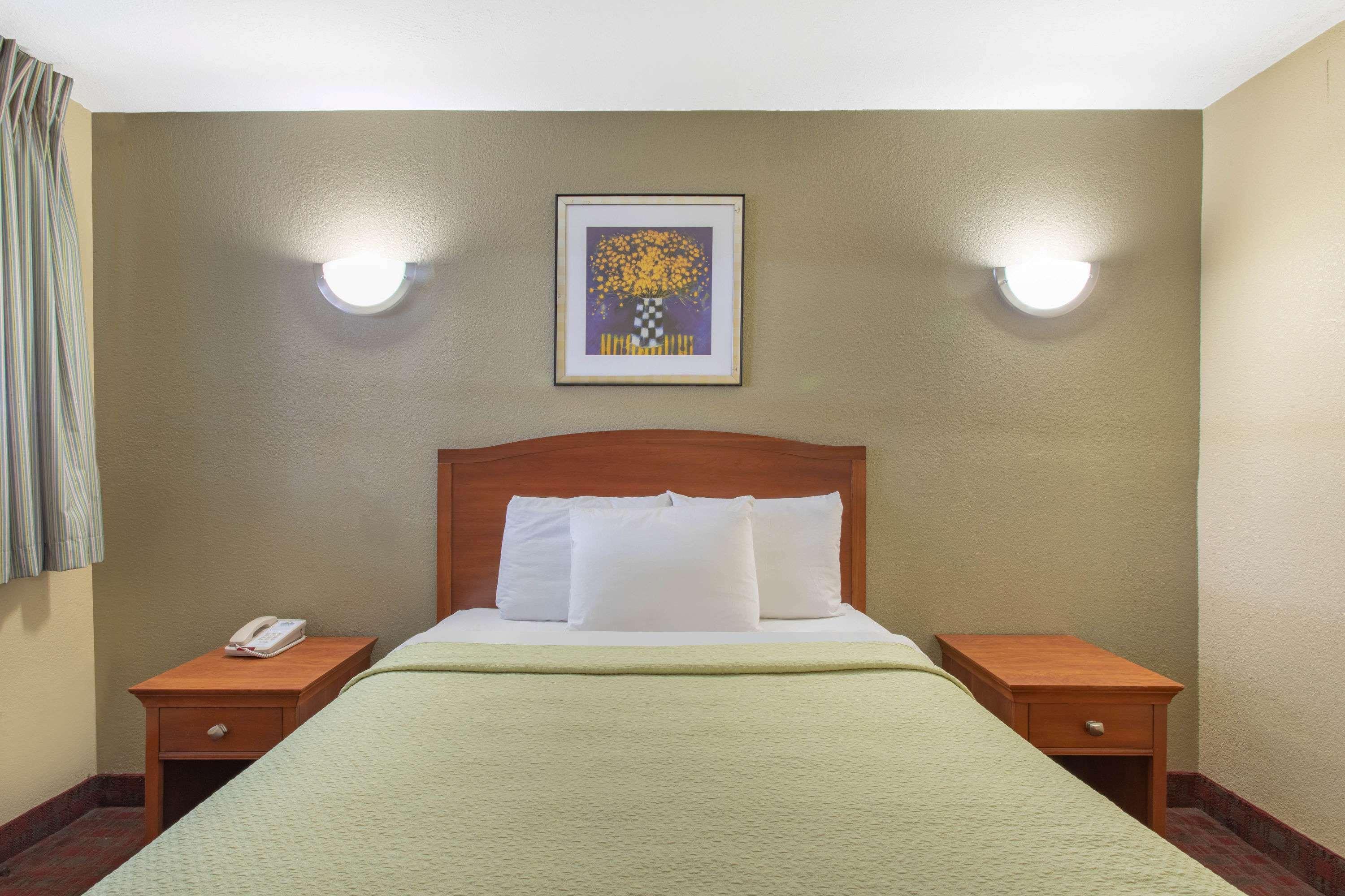 Days Inn By Wyndham אלמספורד מראה חיצוני תמונה