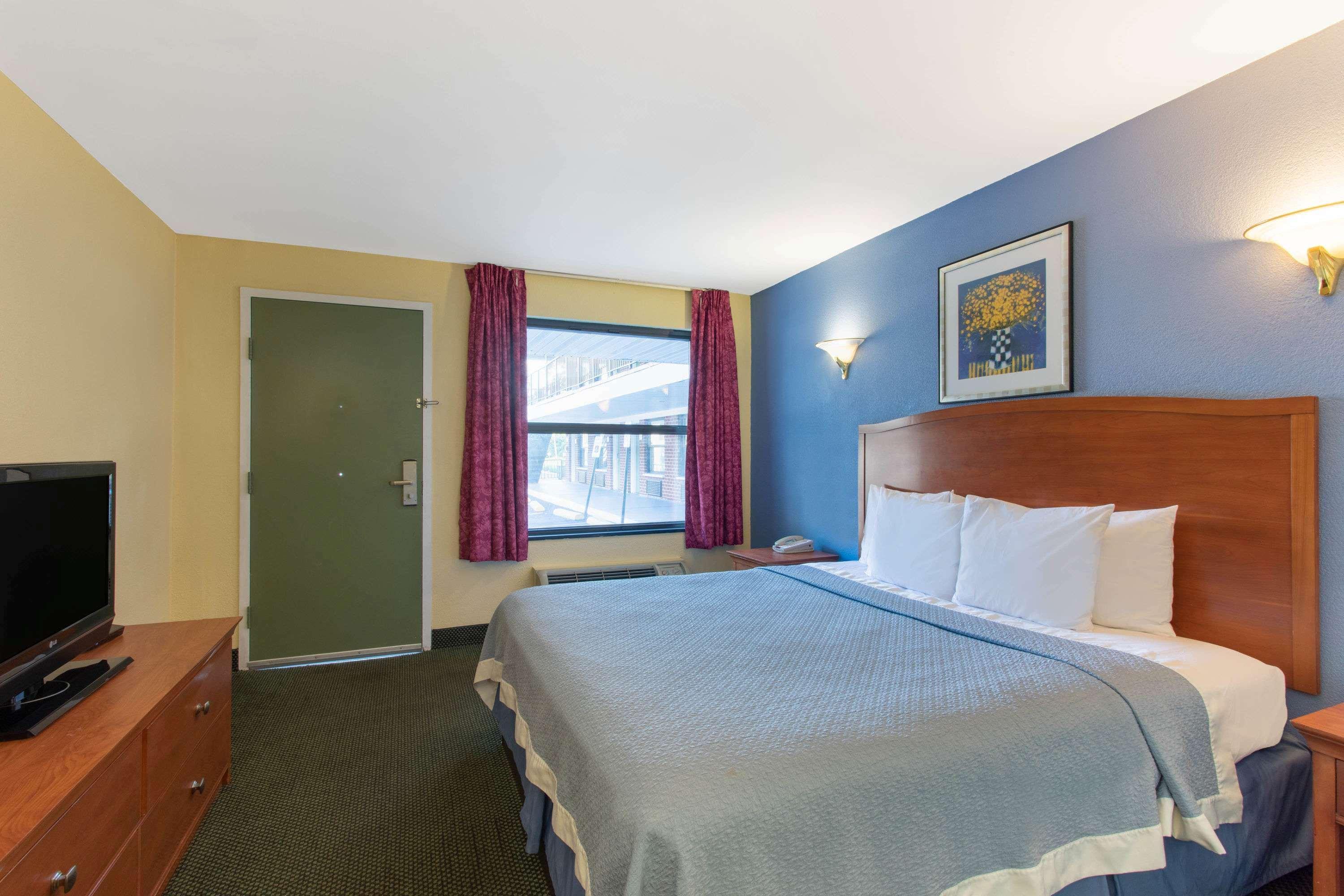 Days Inn By Wyndham אלמספורד מראה חיצוני תמונה