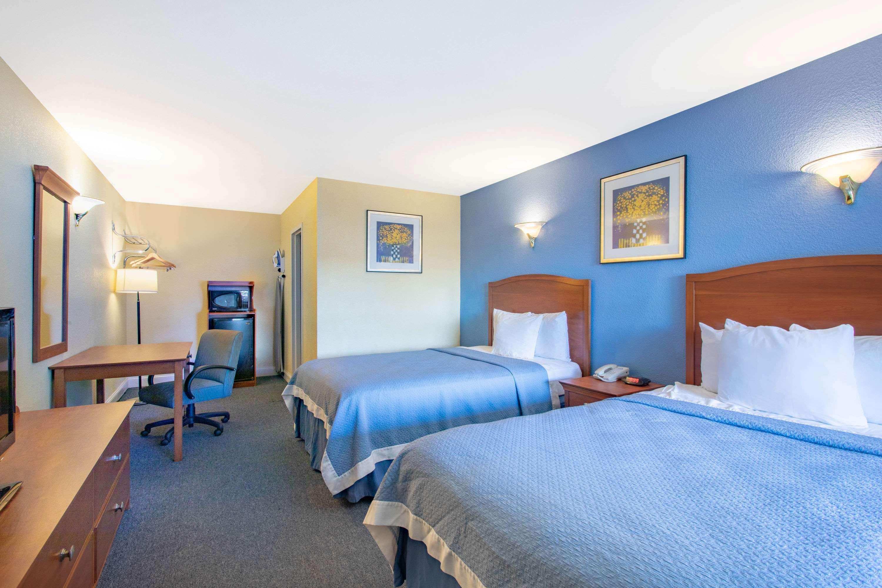 Days Inn By Wyndham אלמספורד מראה חיצוני תמונה