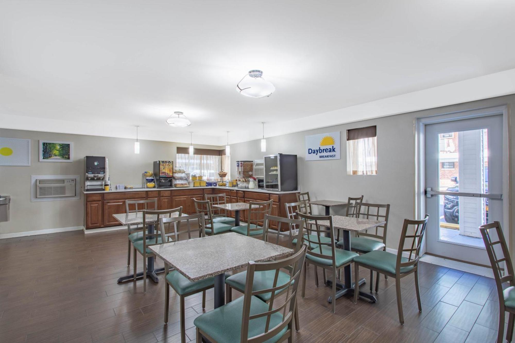 Days Inn By Wyndham אלמספורד מראה חיצוני תמונה